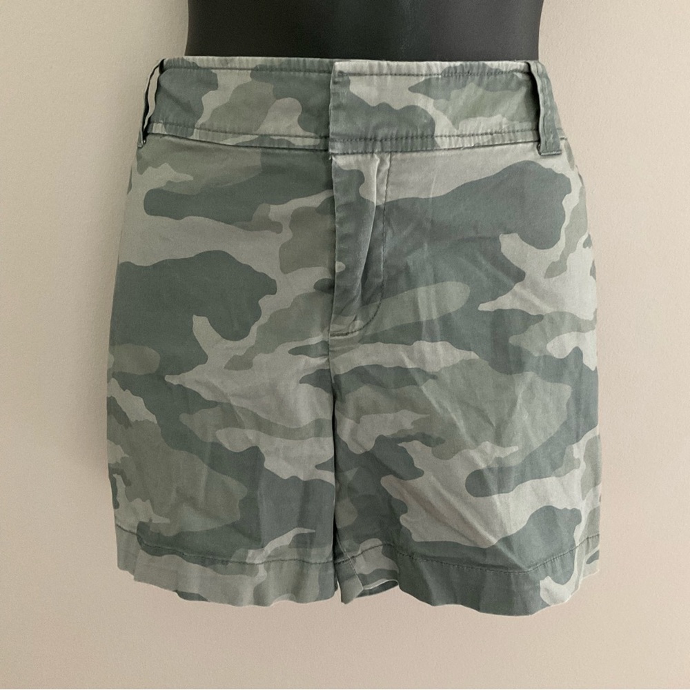 New York and Company, size 6, green camo shorts, EUC